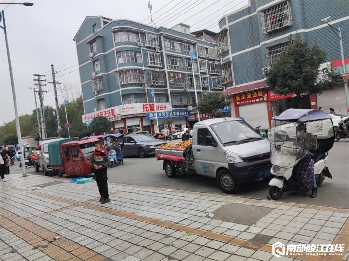 南部茶馆-南部陵江在线商贩卖卖卖，道路堵堵堵，行人难难难南部陵江在线(2)