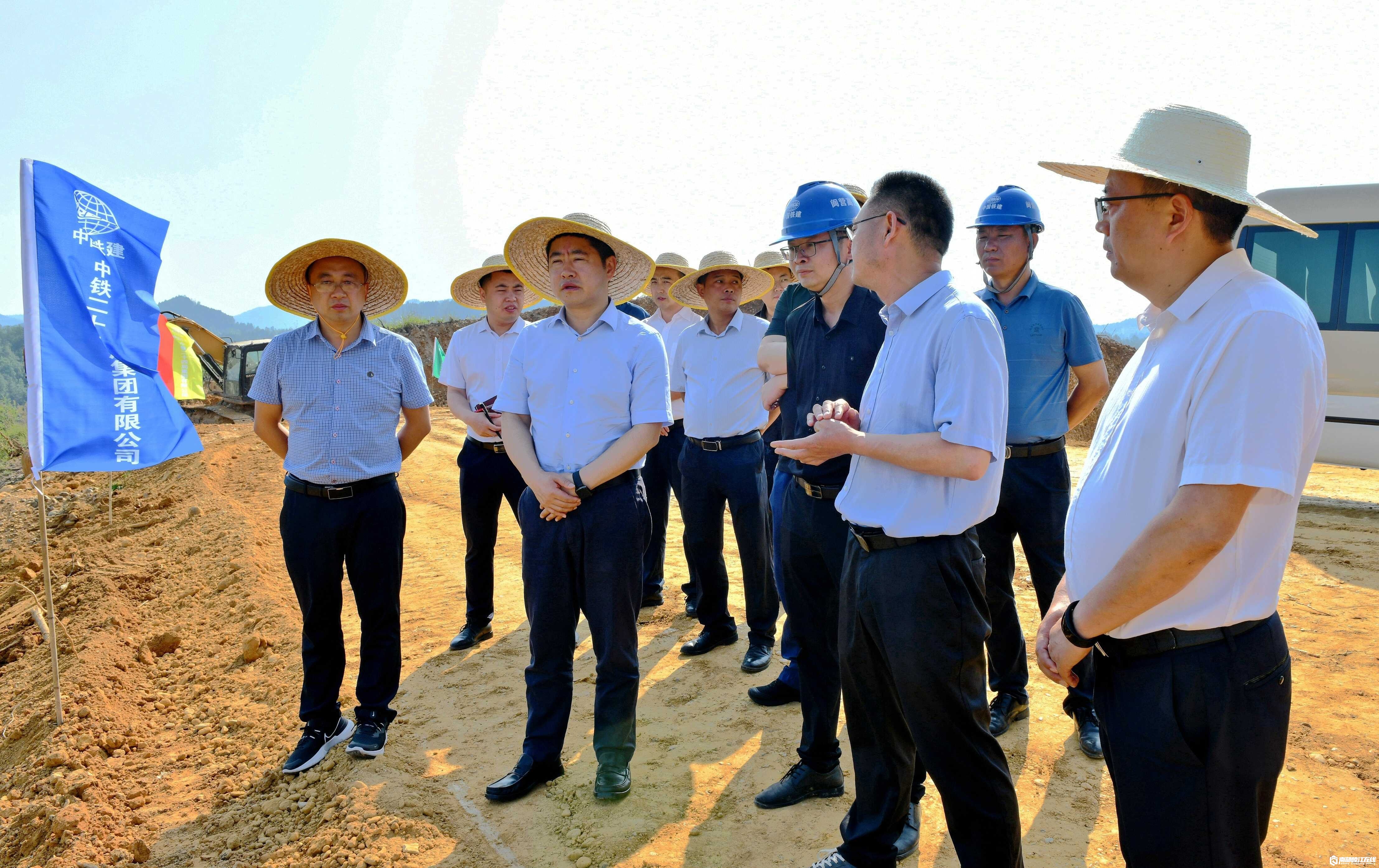 南部茶馆-南部陵江在线尹成平调研阆营高速公路南部段项目建设情况南部陵江在线(1)